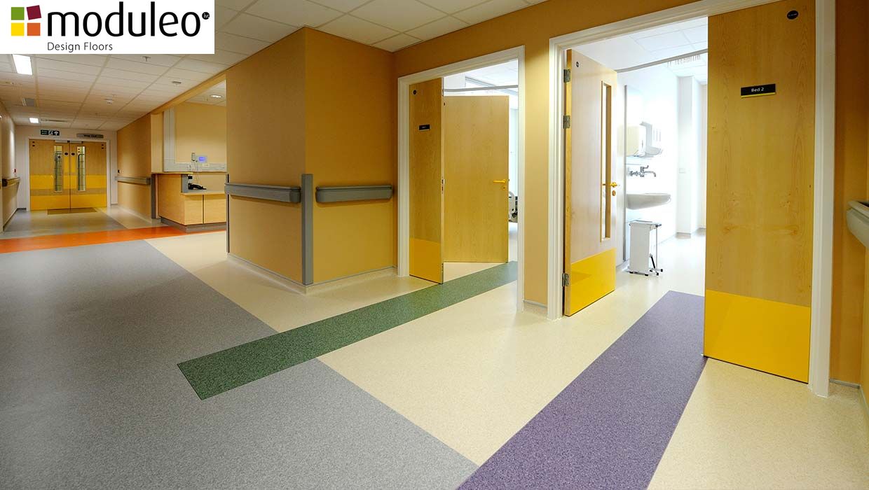 Với khả năng chịu lực tốt, dễ vệ sinh - lau chùi sàn Vinyl đang là lựa chọn hàng đầu cho các bệnh viện hiện nay