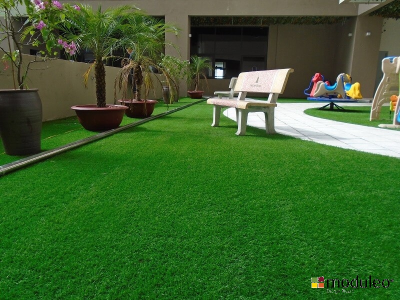 Hướng dẫn chi tiết ] Tự thi công thảm cỏ nhân tạo lót sàn nhà