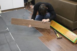 Sàn nhựa tự dán có tốt không? Có nên dùng sàn nhựa tự dán?