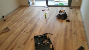 Cách xử lý sàn nhựa giả gỗ bị xước tại nhà với chi phí 0 đồng