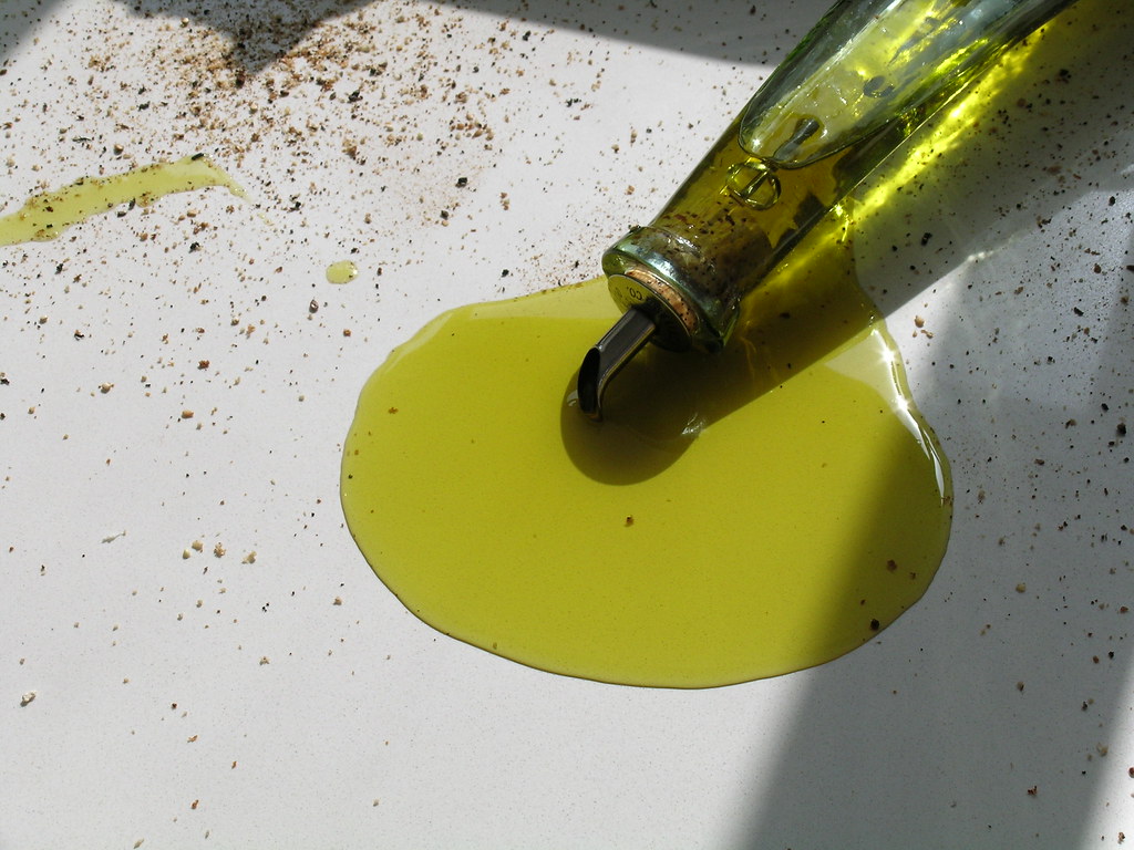 3 bước nhanh chóng để loại bỏ vết dầu nhớt trên sàn nhà